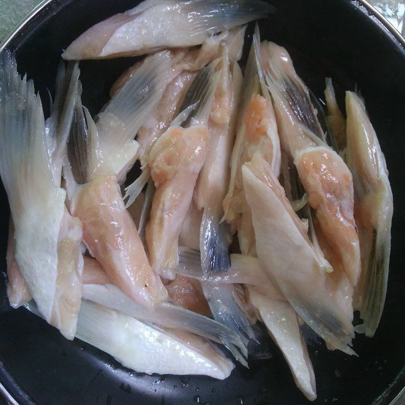 Step 1 Prepare and marinate the fish Sour bamboo shoot salmon soup