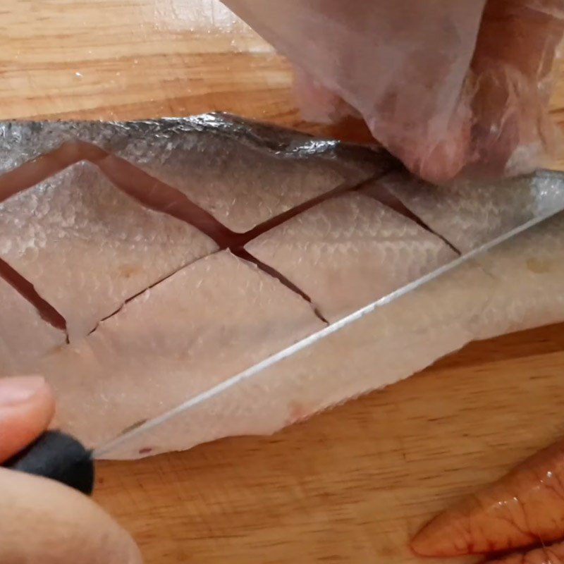 Step 2 Prepare and marinate the fish for Fried Snakehead Fish with Tomato Sauce