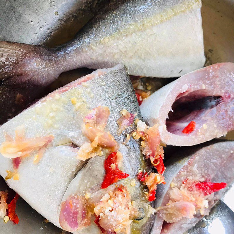 Step 1 Prepare and marinate the fish for sour soup with giang leaves