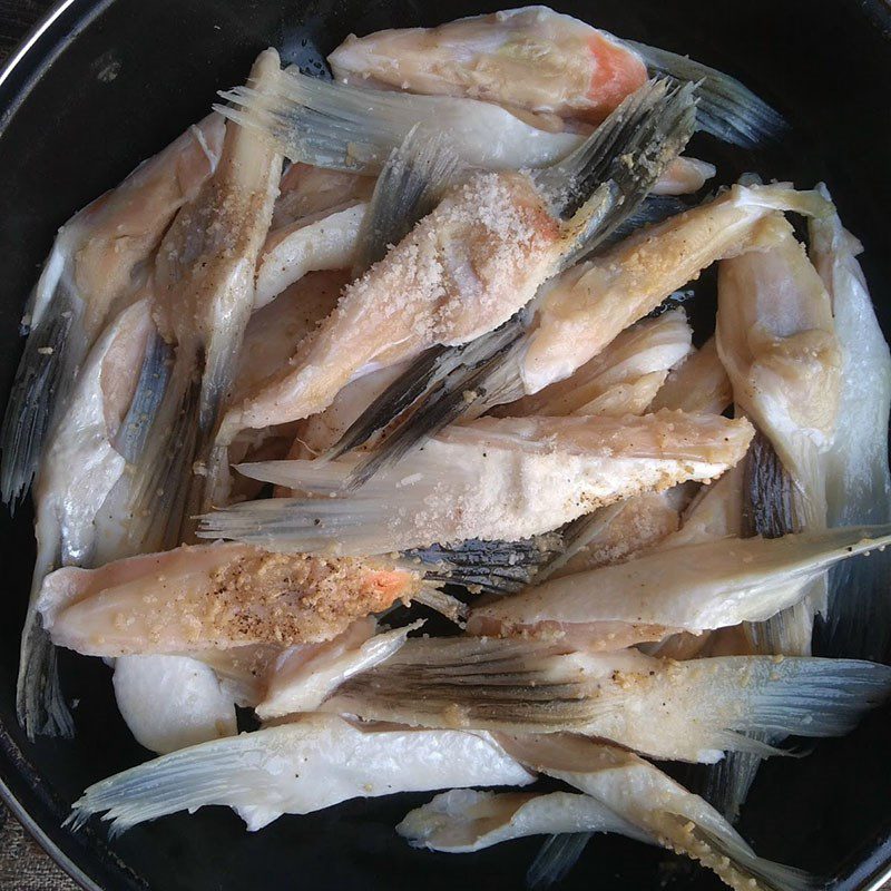 Step 1 Prepare and marinate the sour bamboo fish with salmon