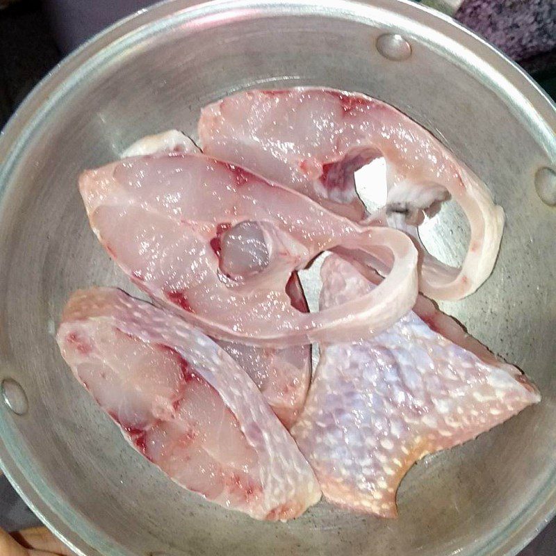 Step 1 Prepare and marinate fish Tilapia braised with pepper (recipe shared by a user)