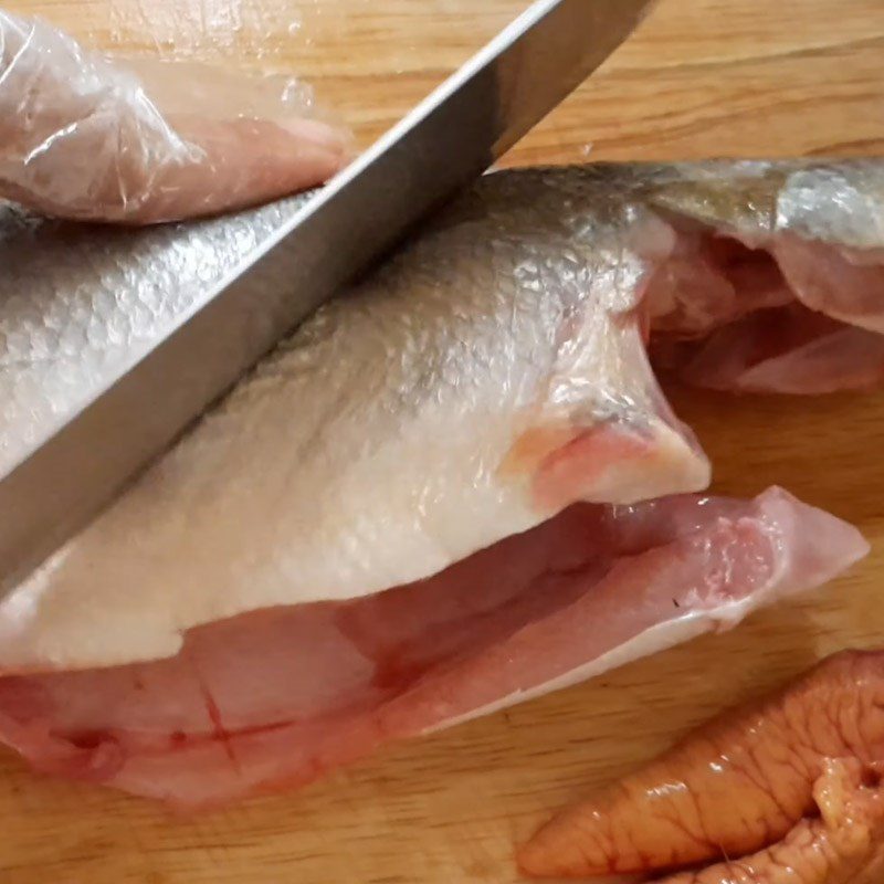 Step 2 Prepare and marinate the fish for Fried Snakehead Fish with Tomato Sauce