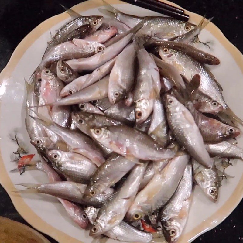 Step 1 Cleaning and marinating linh fish for braised linh fish