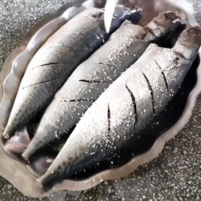 Step 1 Prepare the saba fish Steamed saba fish with scallion oil