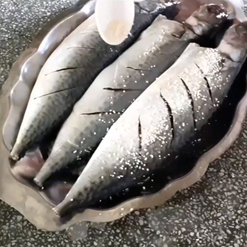 Step 1 Prepare the saba fish Steamed saba fish with scallion oil