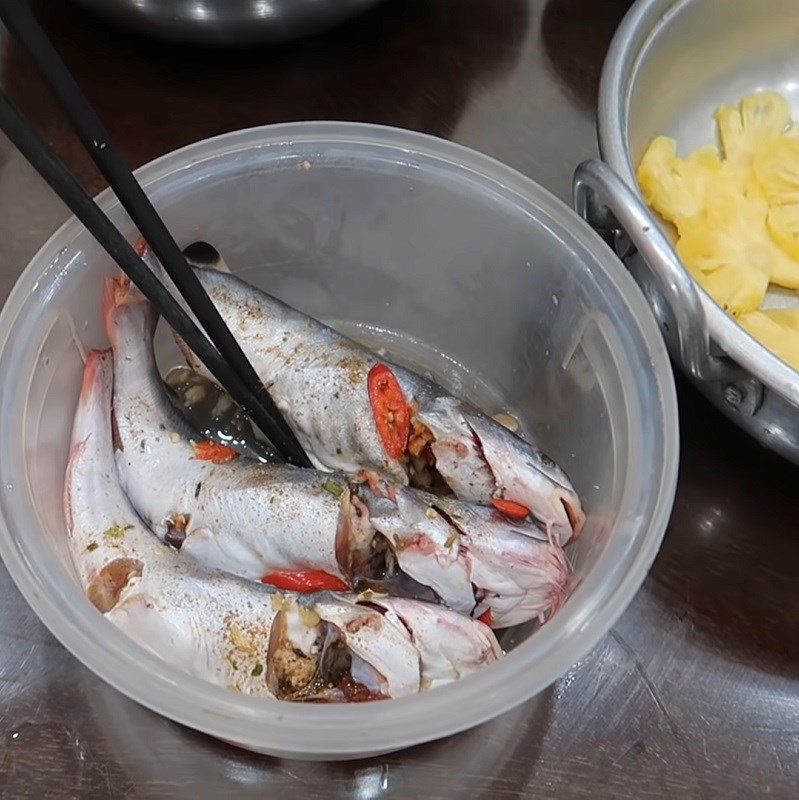 Step 1 Prepare and marinate the sour fish soup with young tamarind leaves