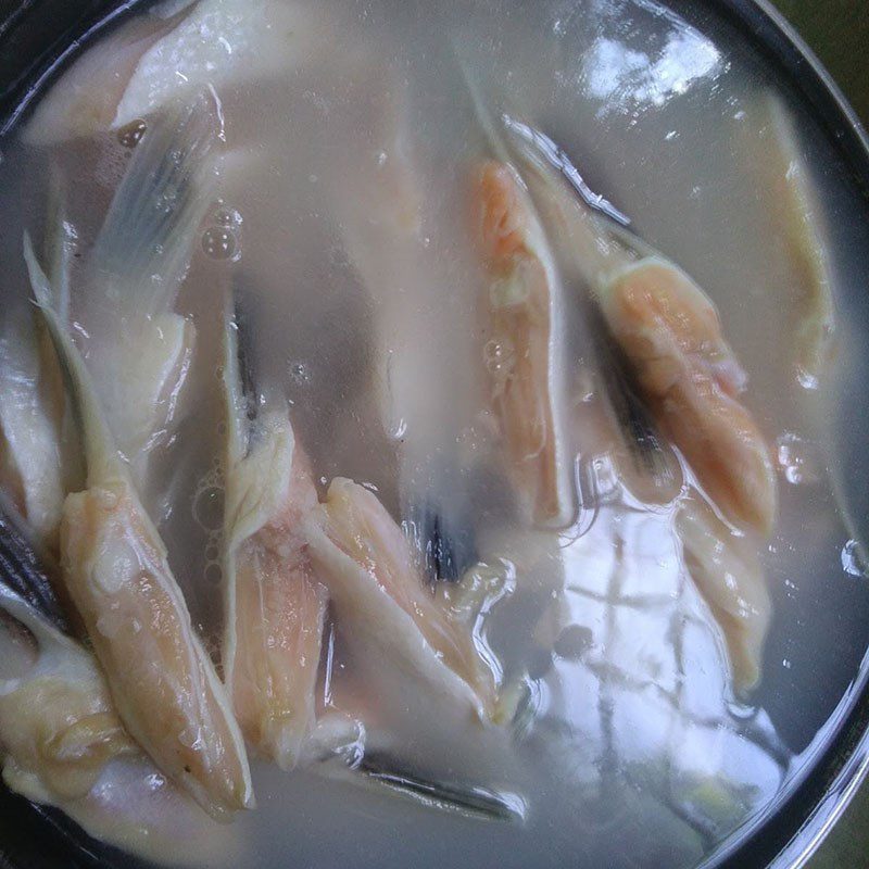 Step 1 Prepare and marinate the fish Sour bamboo shoot salmon soup