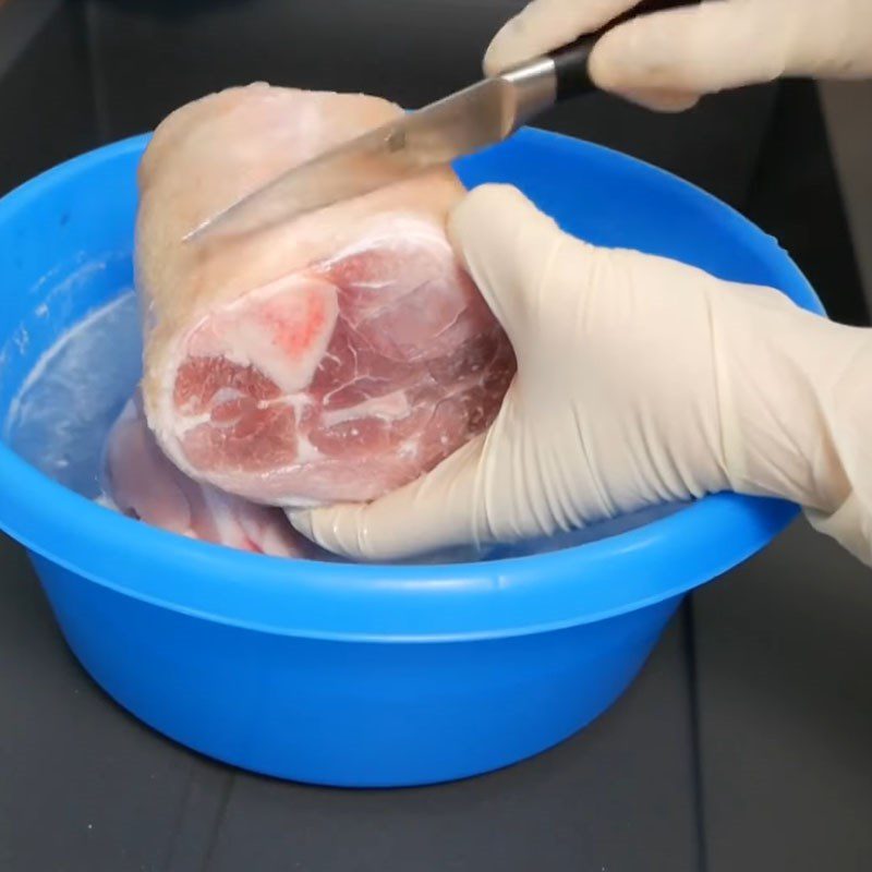 Step 1 Prepare and marinate pork leg Fried salted pork leg