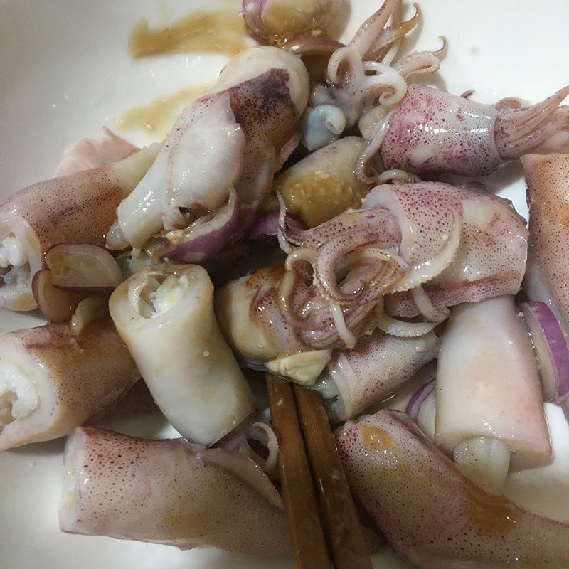 Step 1 Prepare and marinate the squid Stir-fried squid with tomatoes and cucumbers