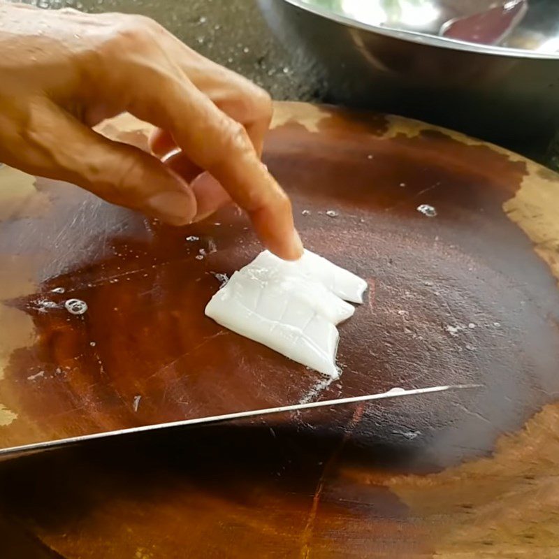 Step 1 Prepare and marinate squid Stir-fried squid with scallions