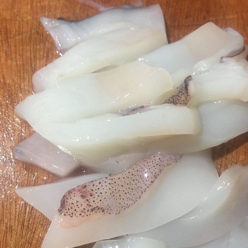 Step 1 Prepare and marinate the squid for Stir-fried Squid with Mixed Vegetables and Carrots