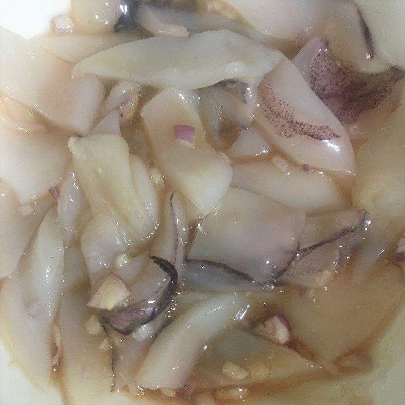 Step 1 Prepare and marinate the squid for Stir-fried Squid with Mixed Vegetables and Carrots