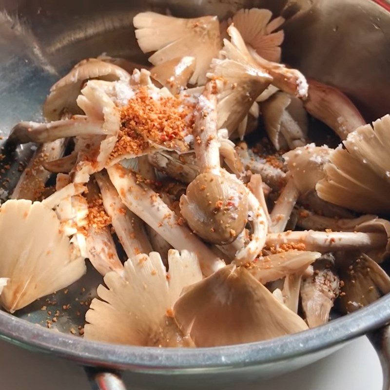 Step 1 Preparing and marinating the mushrooms Salted Shrimp Fried Mushroom