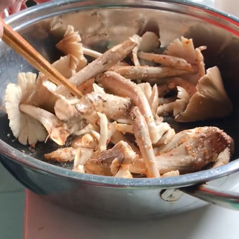 Step 1 Preparing and marinating the mushrooms Salted Shrimp Fried Mushroom