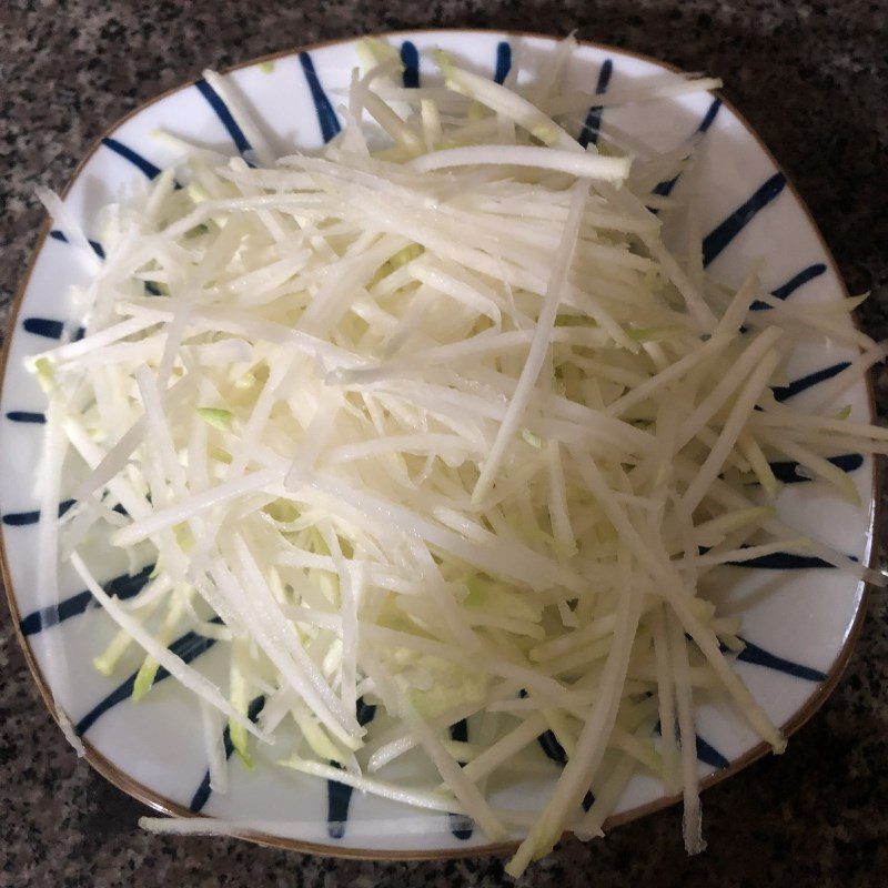 Step 1 Prepare and marinate the ingredients for stir-fried kohlrabi with fresh shrimp