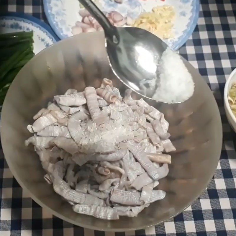 Step 1 Prepare and marinate sá sùng Stir-fried sá sùng with lemongrass and chili