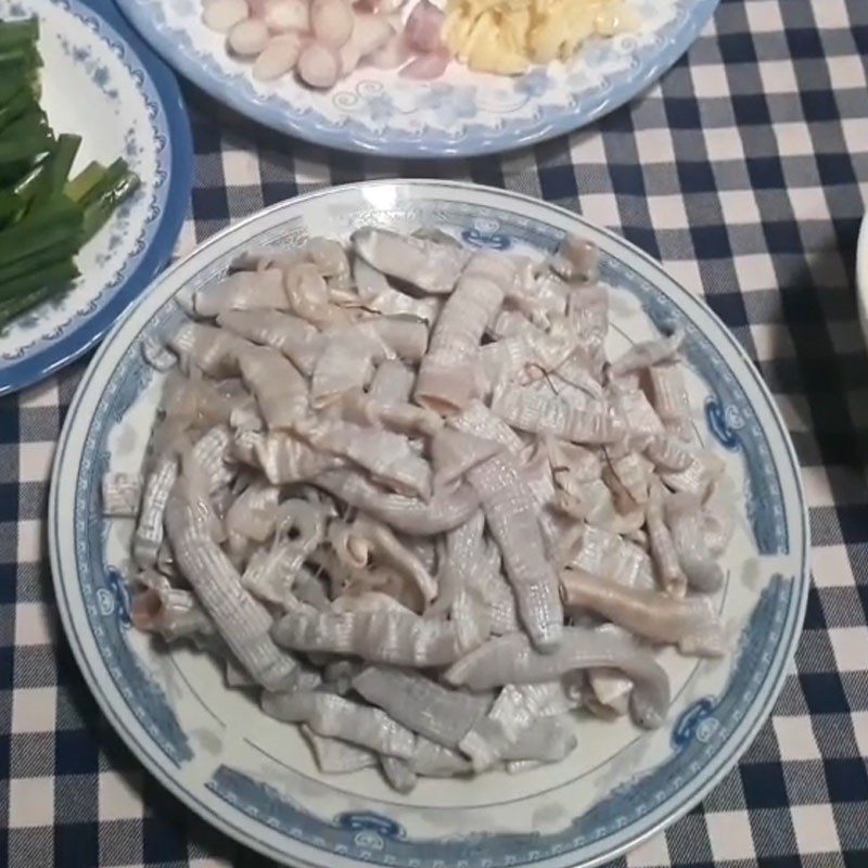 Step 1 Prepare and marinate sá sùng Stir-fried sá sùng with lemongrass and chili