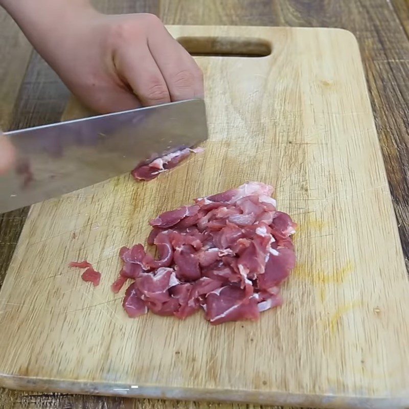 Step 2 Prepare and marinate the meat for stir-fried balls