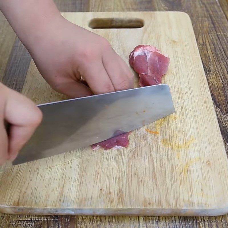 Step 2 Prepare and marinate the meat for stir-fried balls