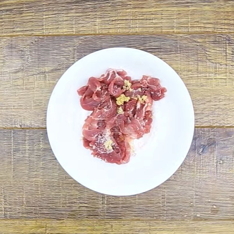 Step 2 Prepare and marinate the meat for stir-fried balls