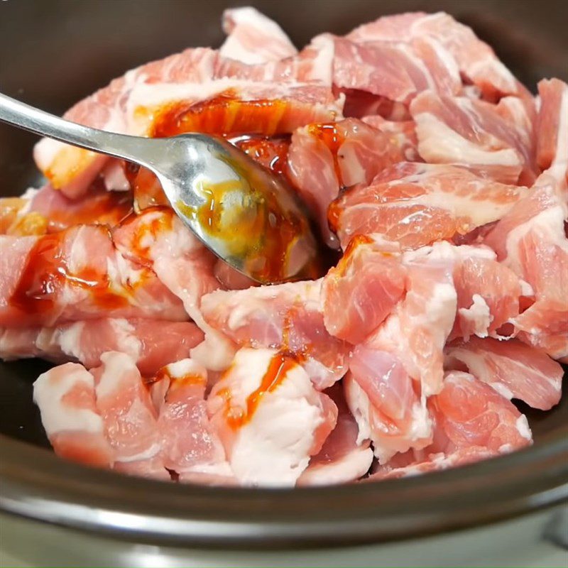 Step 2 Preparation and marinating meat for braised snakehead fish