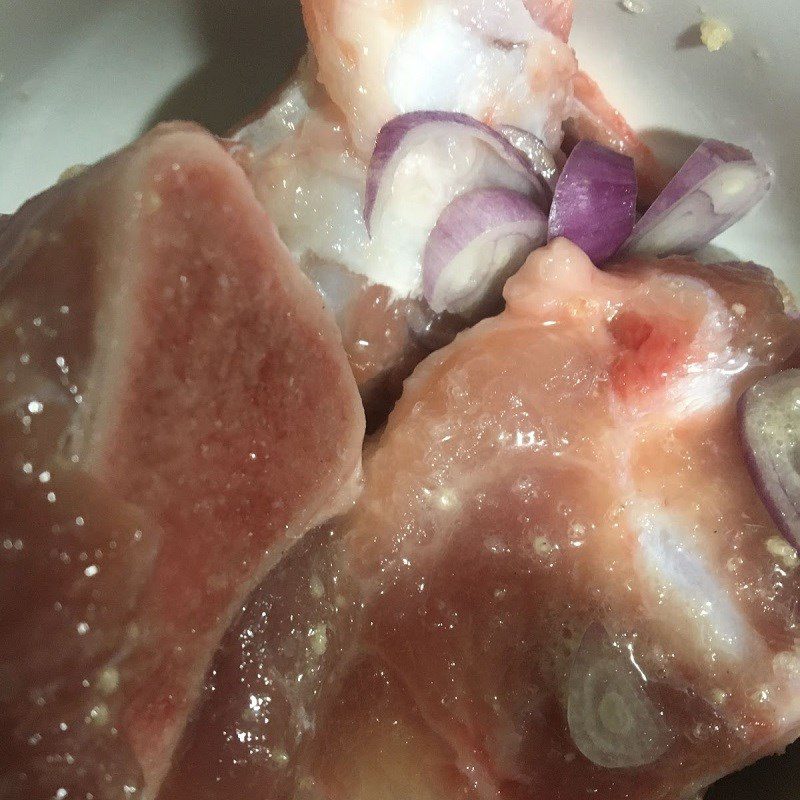 Step 1 Prepare and marinate the bones for Chrysanthemum greens soup (tần ô) with pork bones