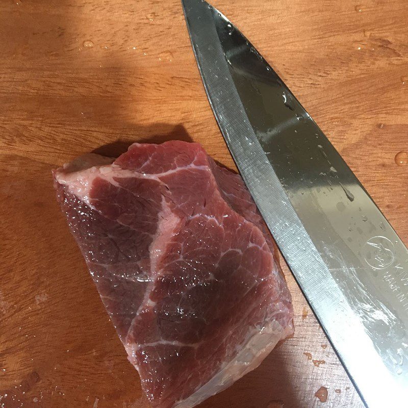 Step 1 Prepare and season the beef for stir-fried bitter melon