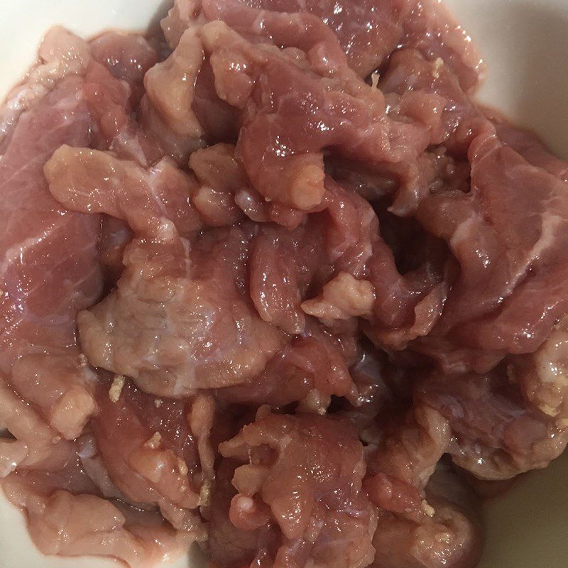 Step 1 Prepare and marinate beef Stir-fried papaya with beef