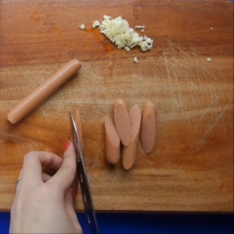 Step 1 Prepare the ingredients for fried noodle with egg and sausage