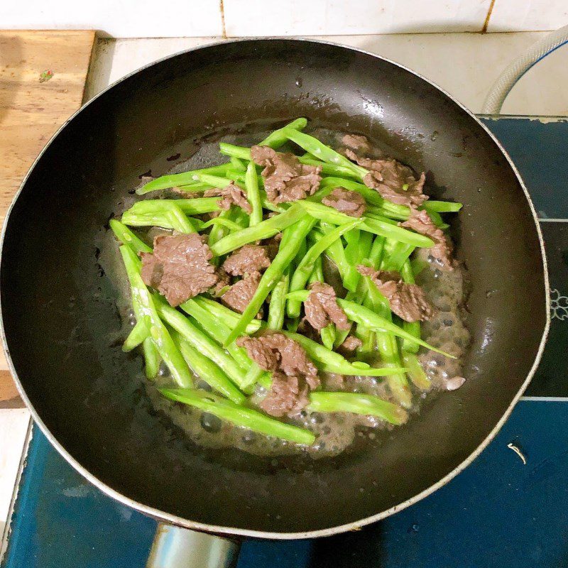 Step 2 Make stir-fried green beans with beef Stir-fried beef with green beans