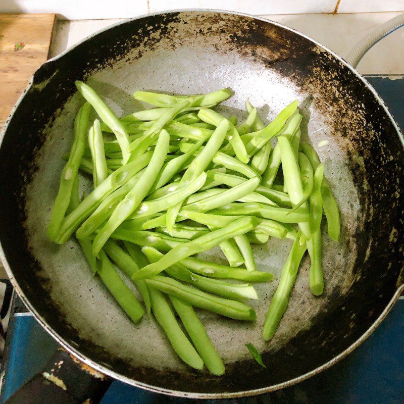 Step 2 Make stir-fried green beans with beef Stir-fried beef with green beans