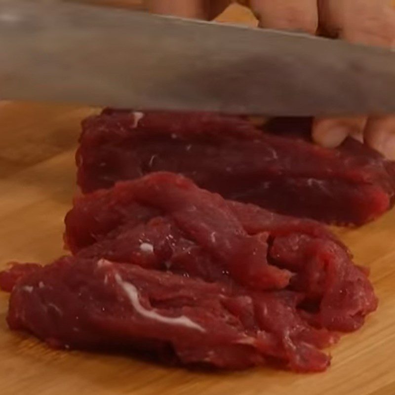 Step 1 Prepare and marinate the beef for Stir-fried Rice Noodles with Beef