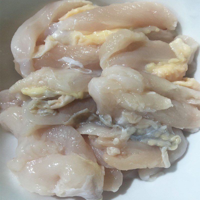 Step 1 Prepare and marinate chicken for stir-fried chicken with napa cabbage