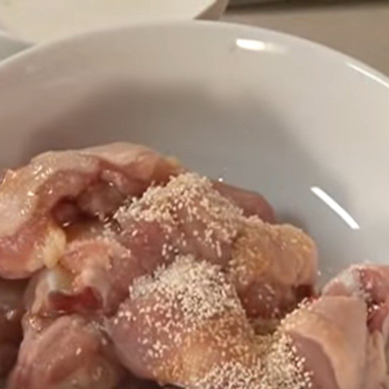 Step 1 Prepare and marinate the chicken Stir-fried Chicken with Coconut Milk