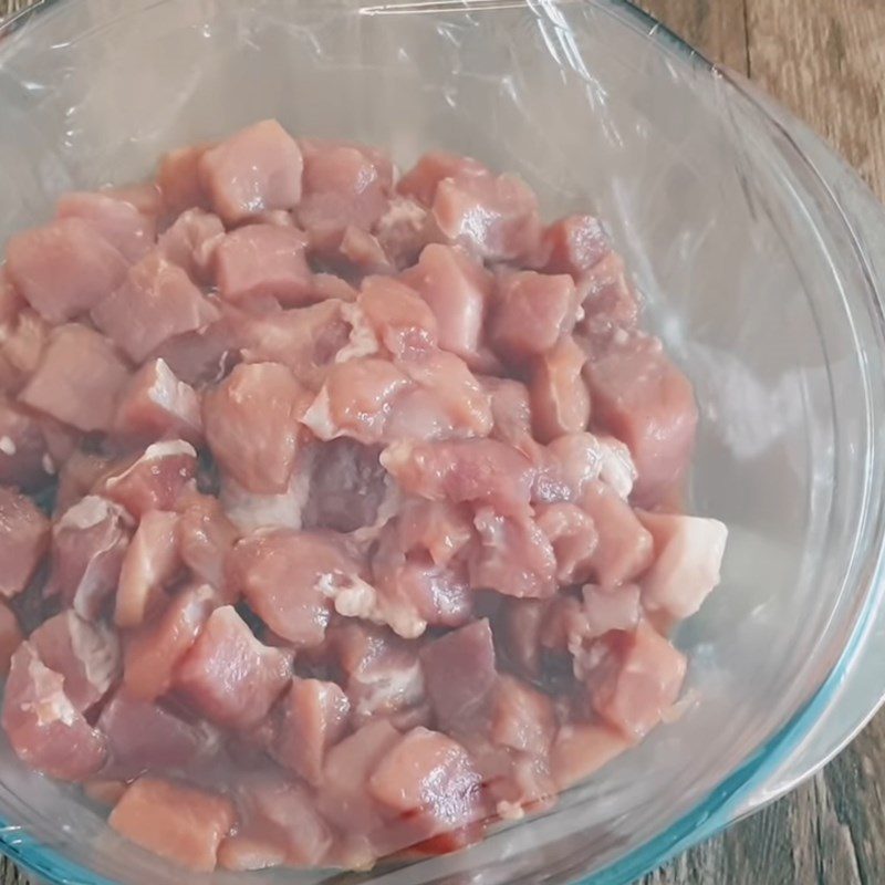 Step 1 Prepare and marinate the pork Pork stir-fried with lychee