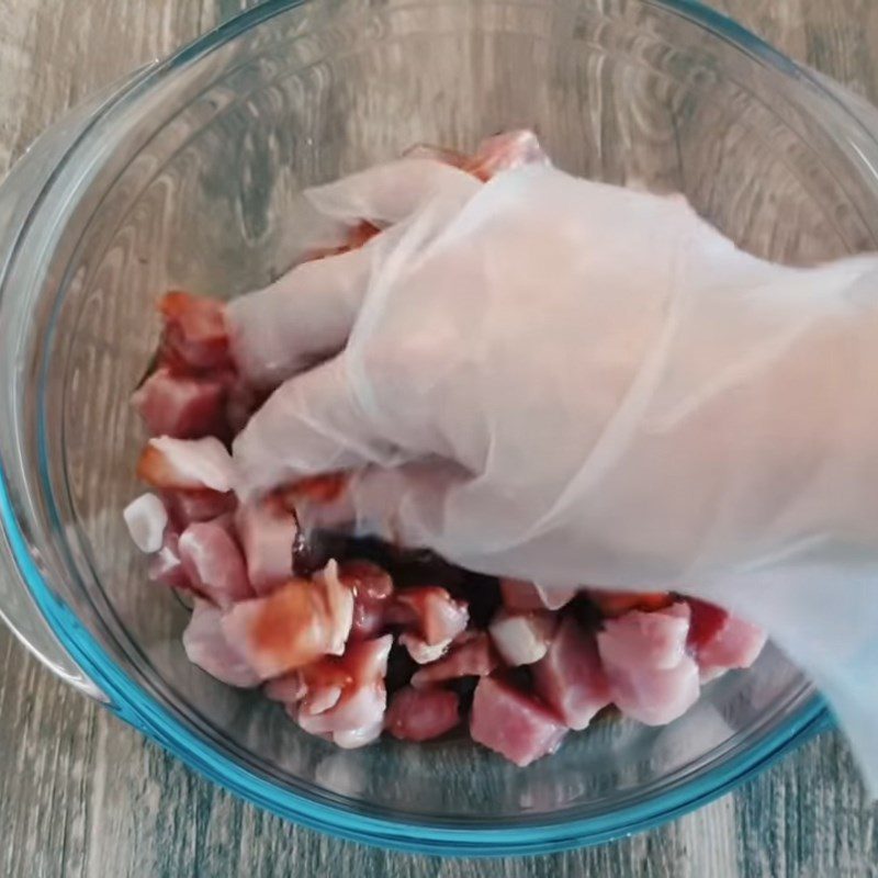 Step 1 Prepare and marinate the pork Pork stir-fried with lychee