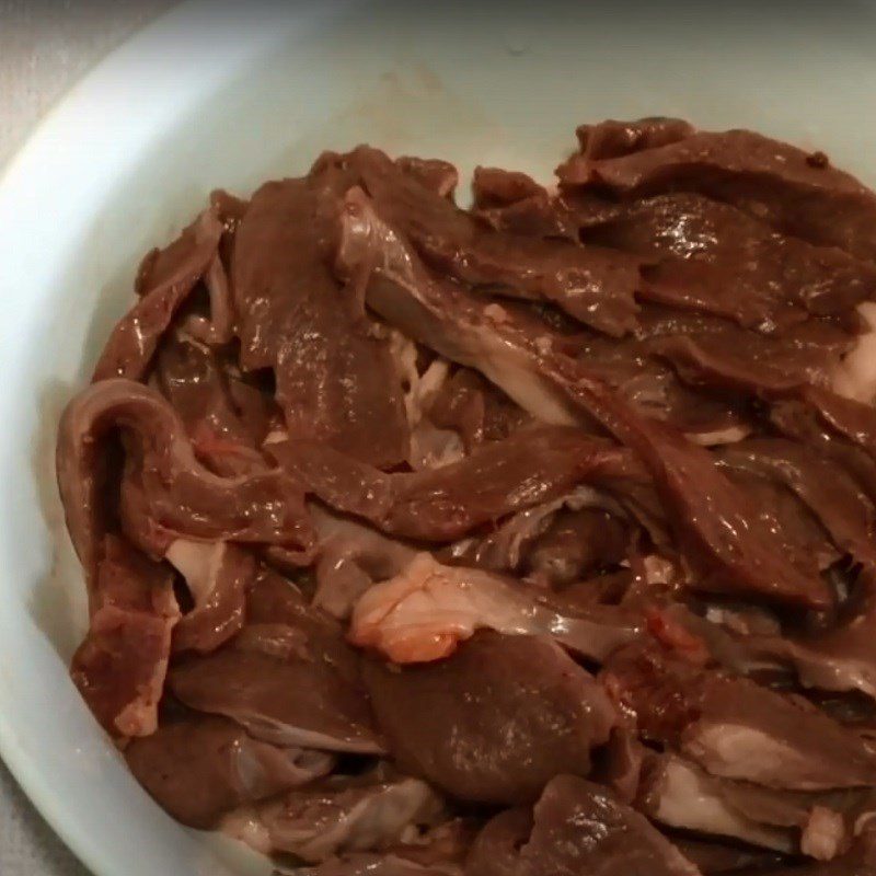 Step 1 Prepare and marinate the pig heart Stir-fried pig heart with ginger