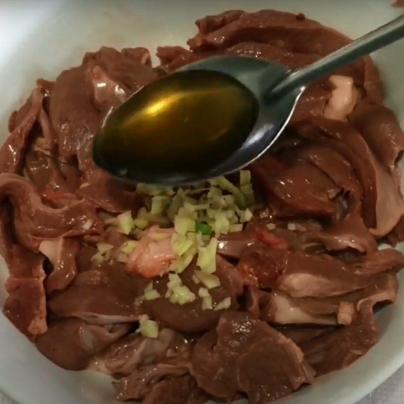 Step 1 Prepare and marinate the pig heart Stir-fried pig heart with ginger