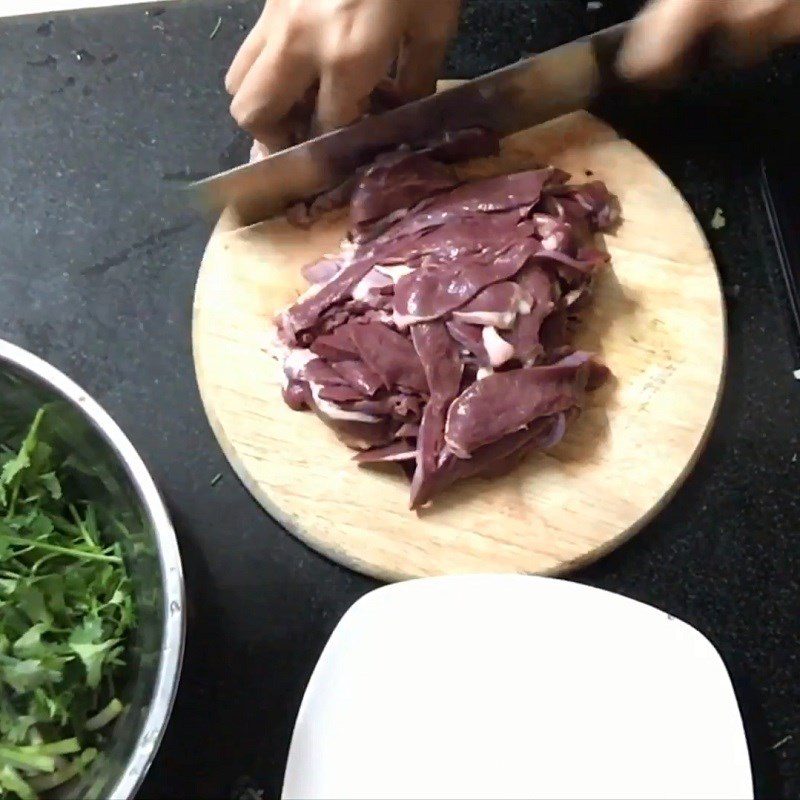 Step 1 Prepare and marinate pig heart Stir-fried pig heart with bean sprouts