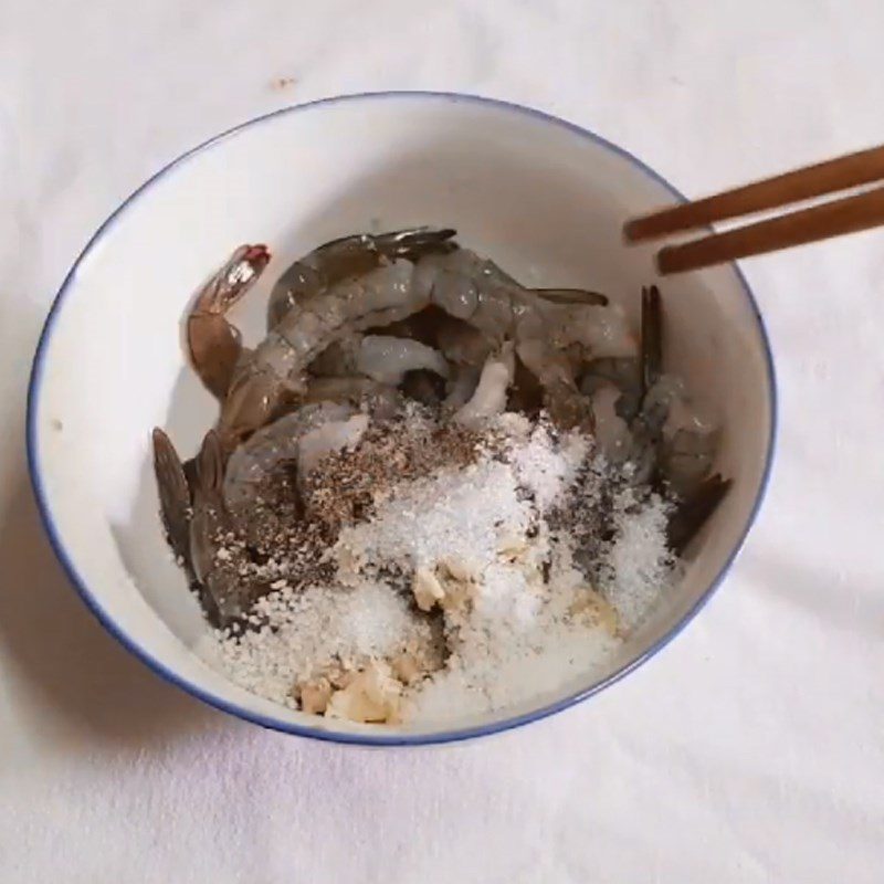 Step 1 Prepare and marinate shrimp Fried shrimp with green rice using crispy frying flour