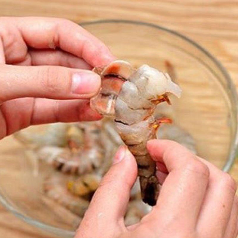 Step 1 Prepare and marinate the shrimp for Fresh Shrimp Taro Soup