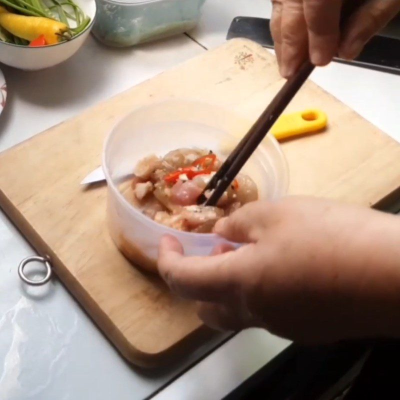 Step 1 Processing and marinating shrimp for green banana soup