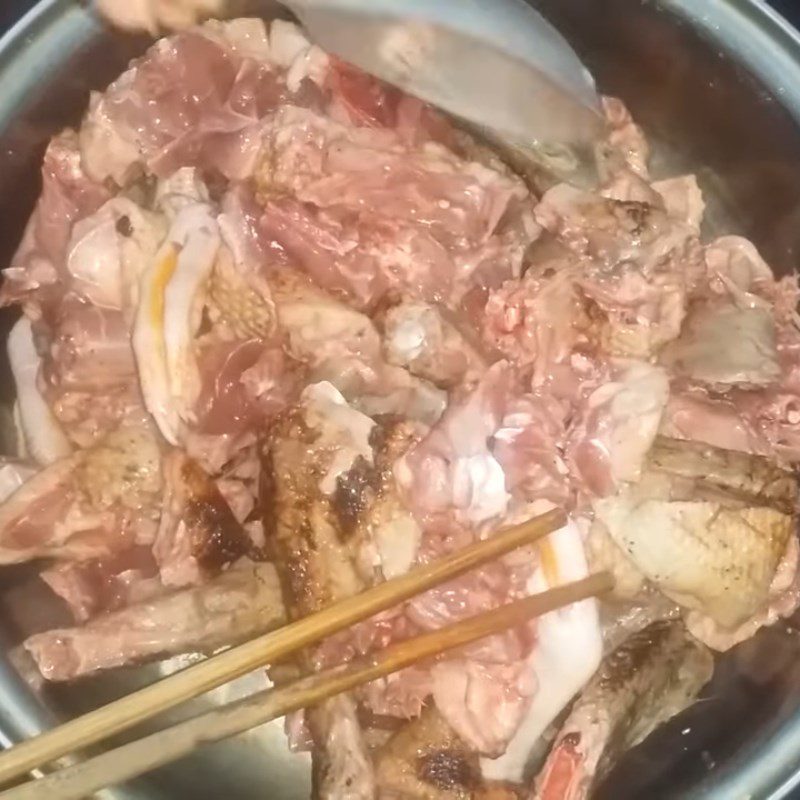 Step 1 Prepare and marinate duck for sour bamboo shoot soup