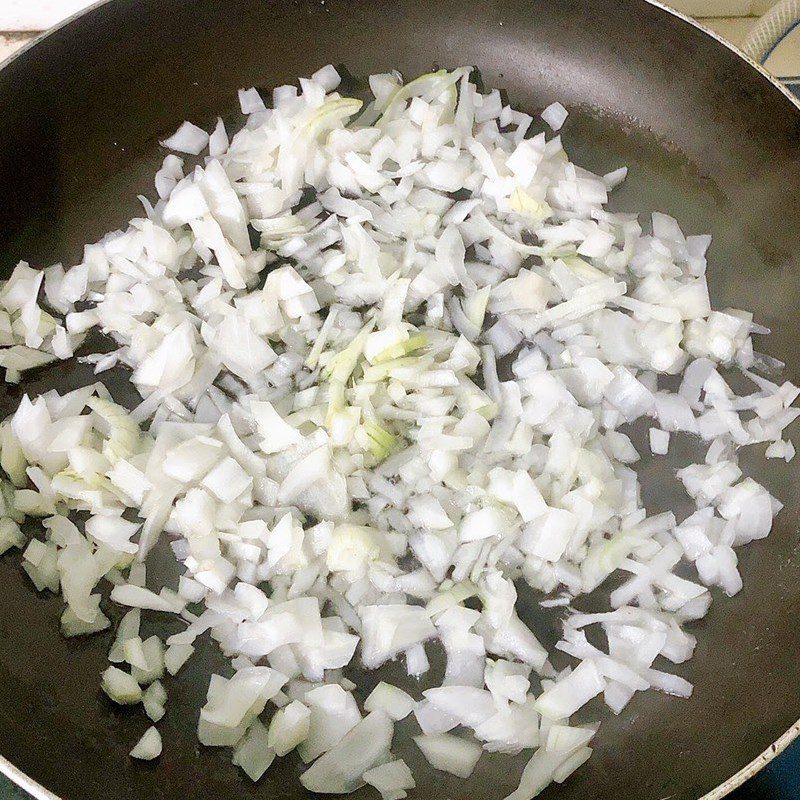 Step 1 Prepare and sauté the onions Fried eggs with onions