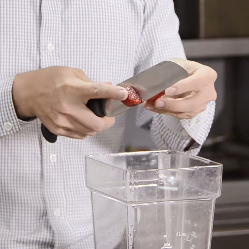 Step 1 Prepare and blend the strawberry mixture for inverted fruit beer