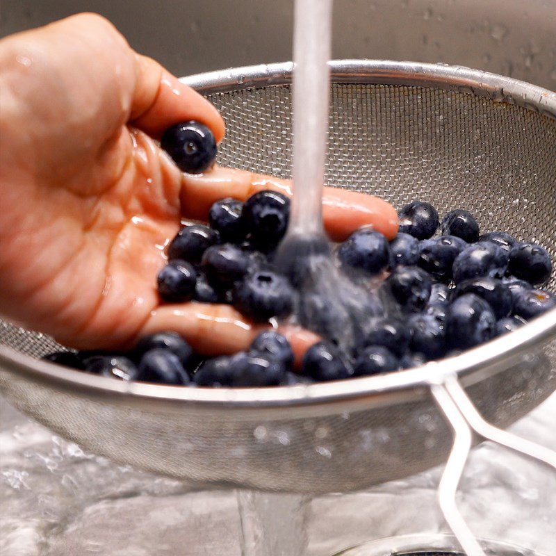 Step 3 Prepare and blend blueberries with strawberries Panna cotta blueberry strawberry