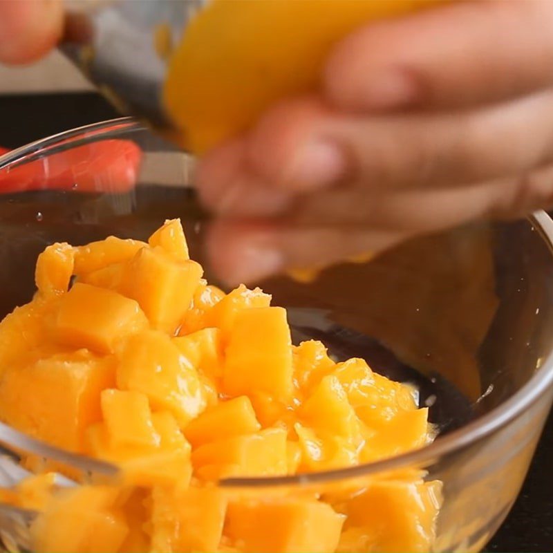 Step 2 Prepare and blend the mango Mango flan without eggs