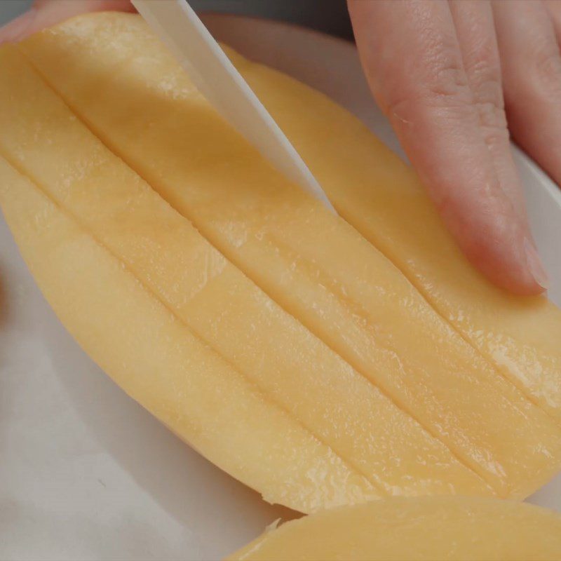 Step 3 Prepare and puree the mango for HongKong mango noodle