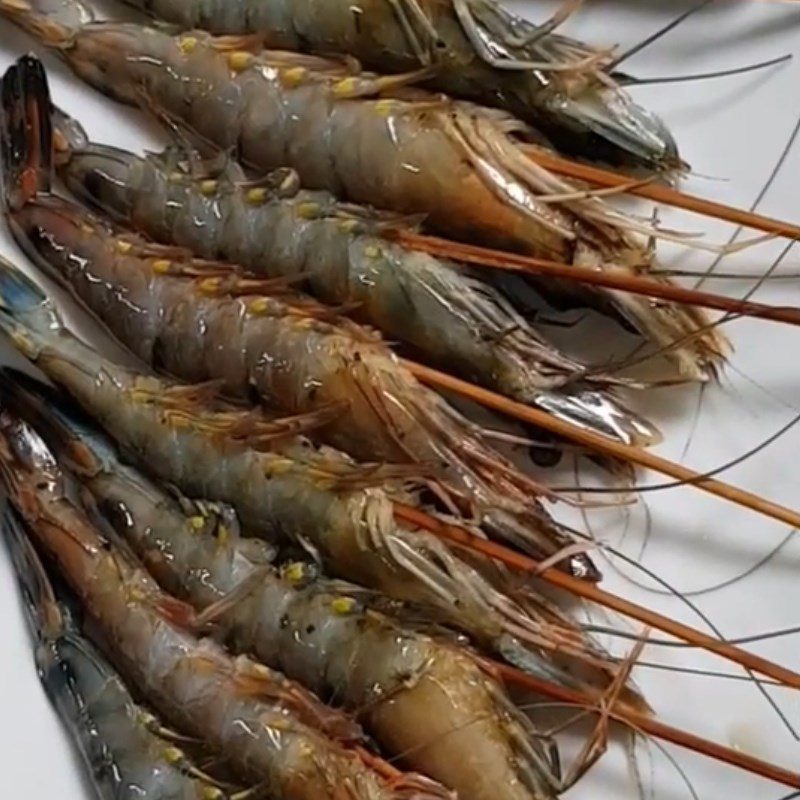 Step 1 Prepare and skewer the shrimp Salted shrimp