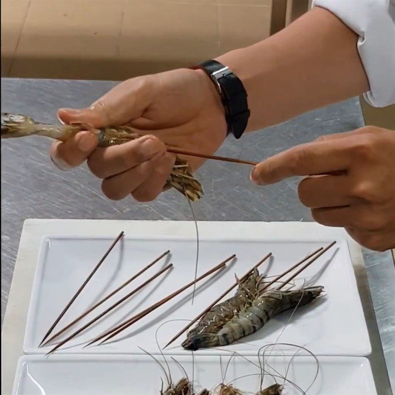 Step 1 Prepare and skewer the shrimp Salted shrimp